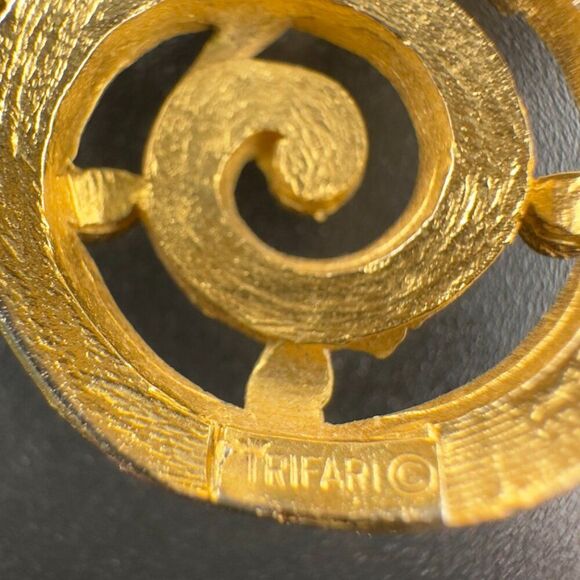 Vintage Crown TRIFARI Gold toneTwo Strand Chain Link Swirl Pendant Necklace - Picture 4 of 7